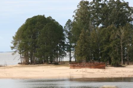 Schiffswrack am Strand des Stausees